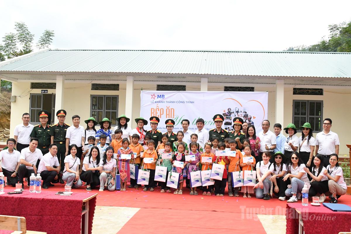 Ngân hàng Thương mại cổ phần Quân đội tặng học bổng cho các em học sinh nghèo vượt khó tại điểm trường Tiến Thành.