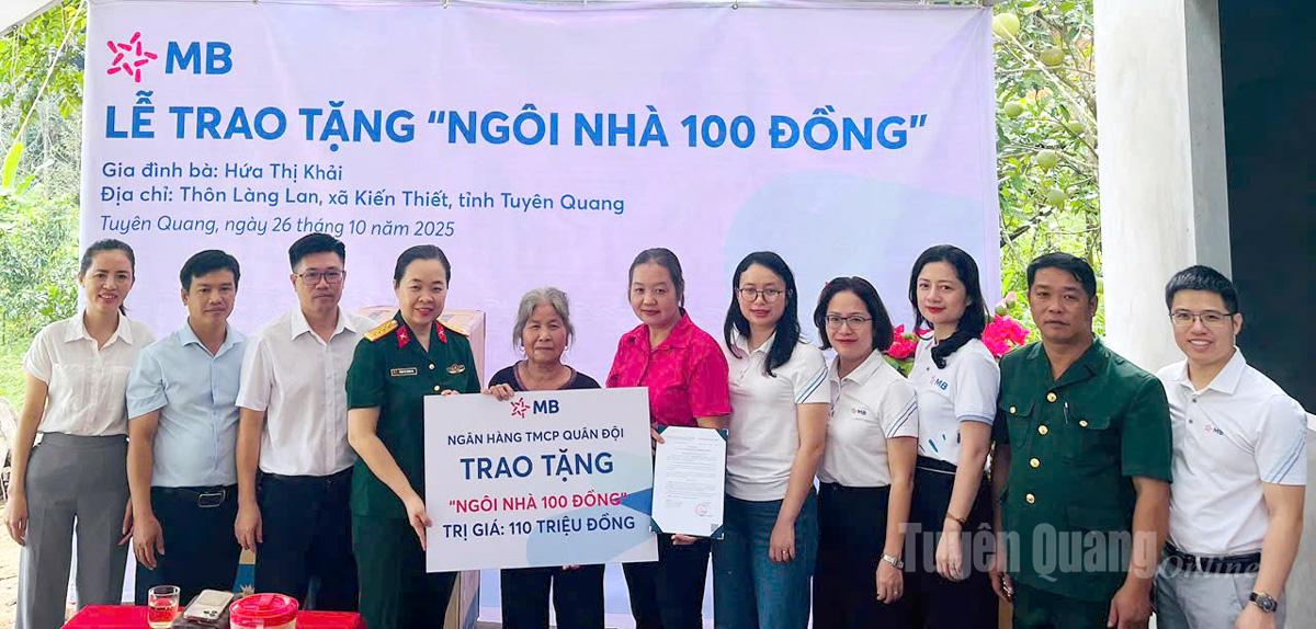 Đại diện Ngân hàng thương mại cổ phần quân đội trao biển tượng trưng hỗ trợ kinh phí xây dựng ngôi nhà cho bà Hứa Thị Khải, thôn Làng Lan.
