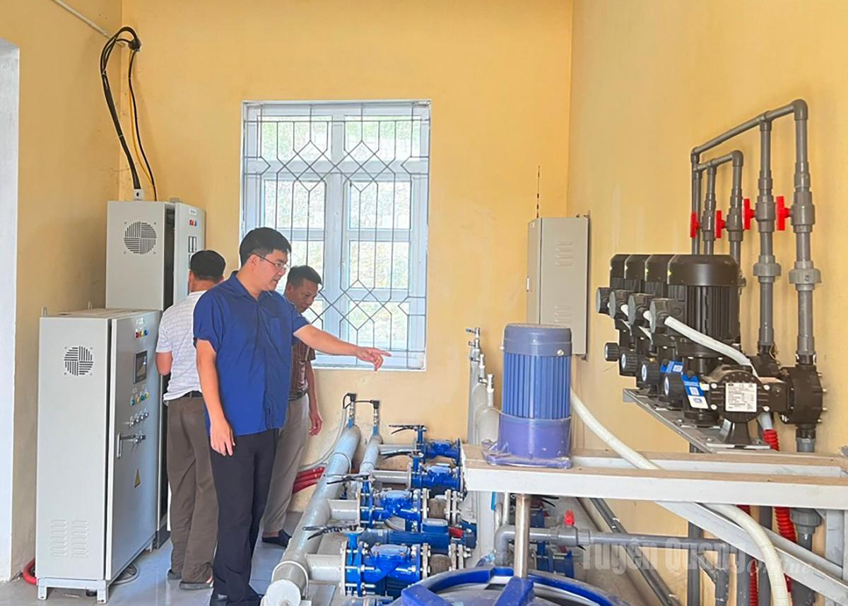 Cán bộ Sở 
Nông nghiệp và Môi trường 
kiểm tra 
hệ thống 
bơm nước tại công trình 
cấp nước xã 
Nhữ Khê