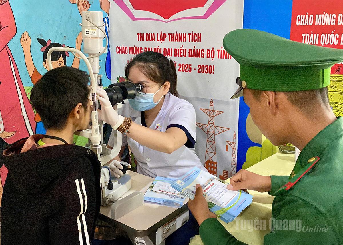 Cán bộ Bệnh viện Đa khoa Phương Bắc khám sàng lọc miễn phí cho người dân xã Sơn Vĩ.