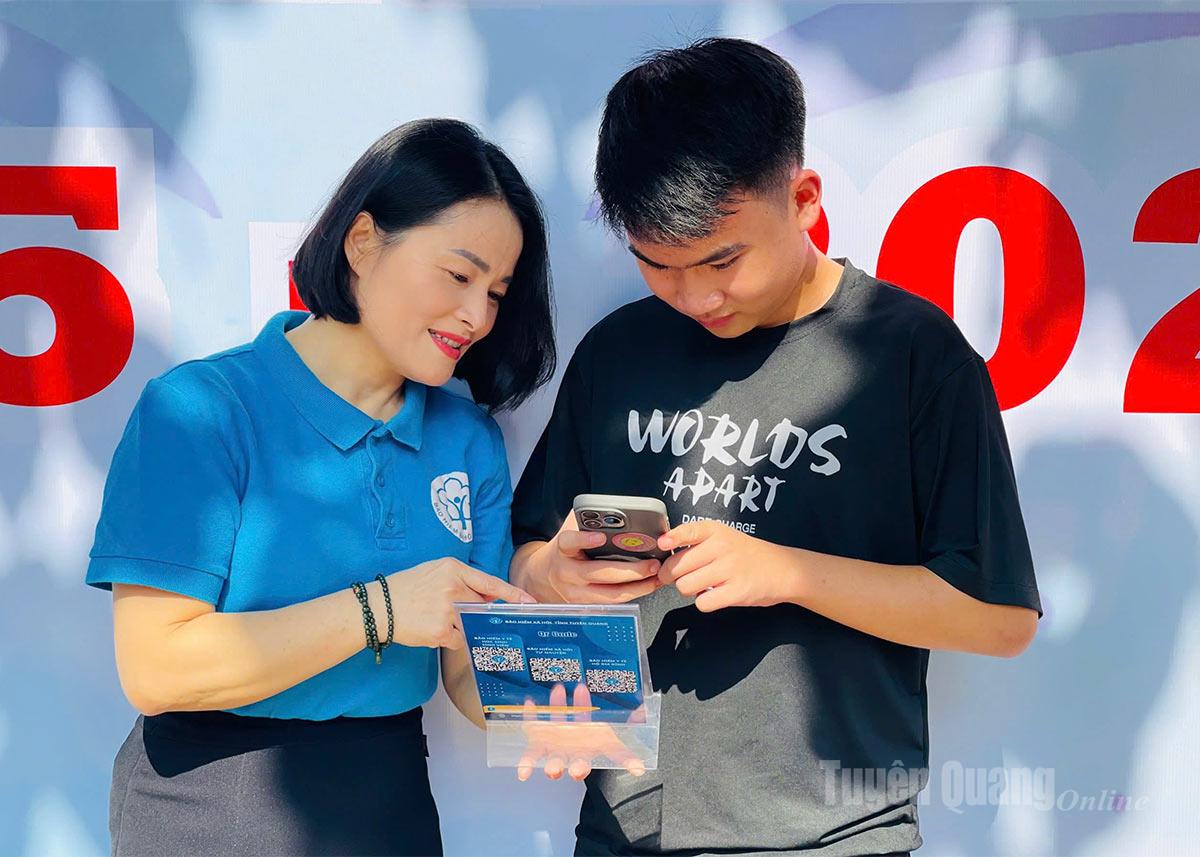 Provincial Social Security officers guide students to scan QR codes to access information on student health insurance policies.