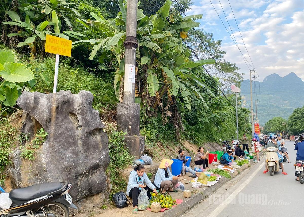 Theo Tổ trưởng tổ 1, Ngọc Hà, phường Hà Giang 2, mỗi khi không có lực lượng chức năng nhắc nhở, người dân lại đến họp chợ tại khu vực dốc Dài.