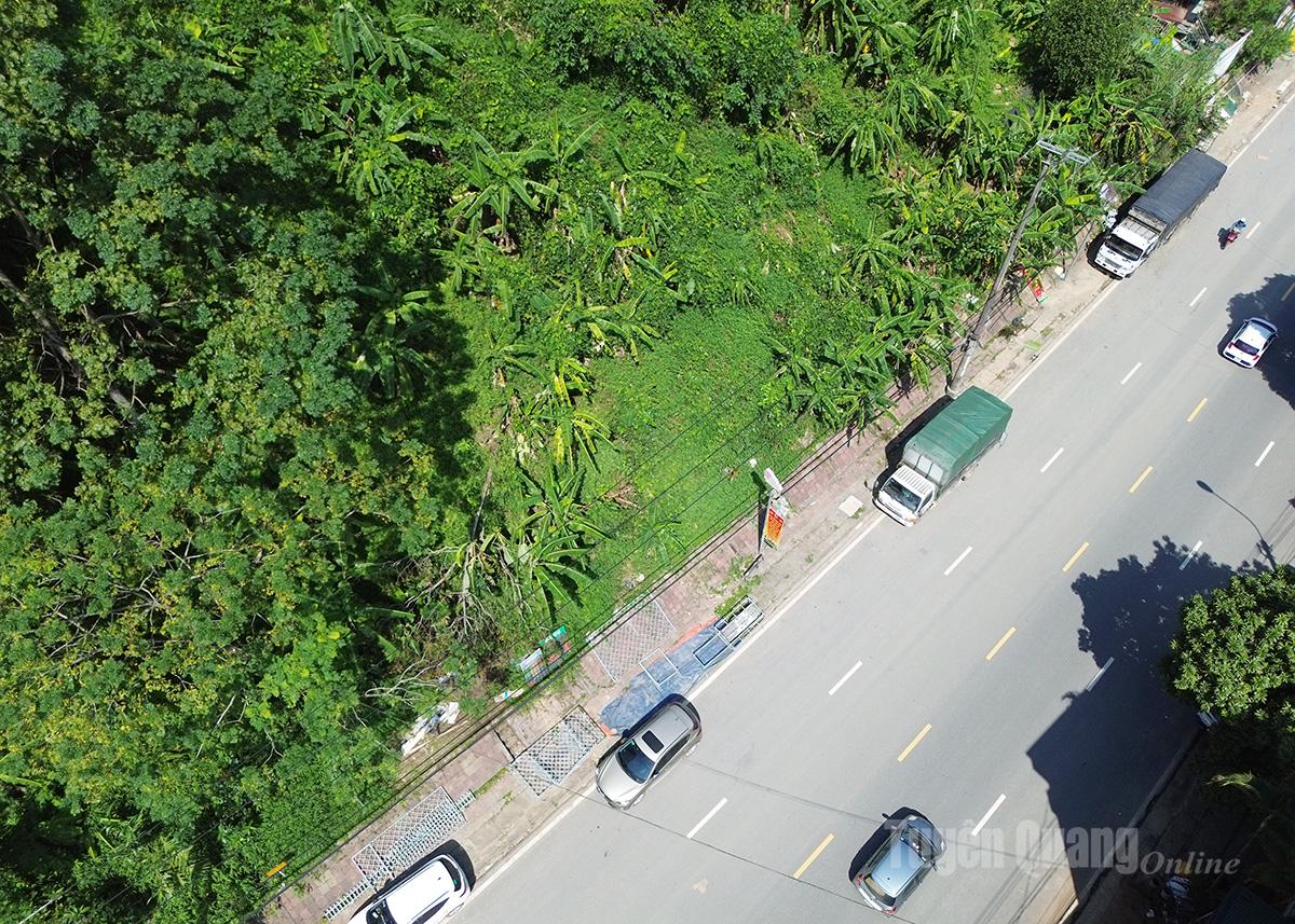  Nhiều ô tô vẫn... đỗ trên tuyến đường dốc Dài, tổ 1, Ngọc Hà, phường Hà Giang 2, nơi đã cắm nhiều biển có nguy cơ sạt lở.