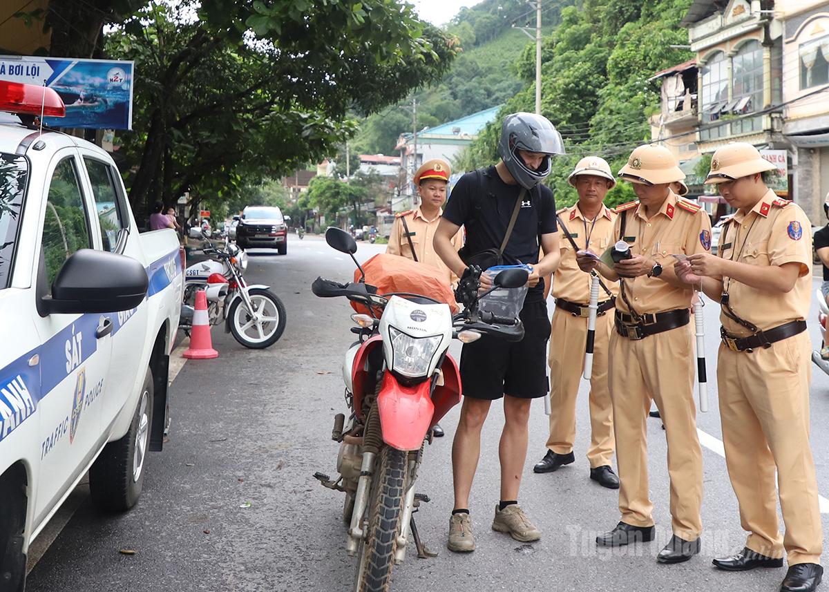 Lực lượng CSGT Công an tỉnh tăng cường kiểm tra các phương tiện tại khu vực phường Hà Giang 2.