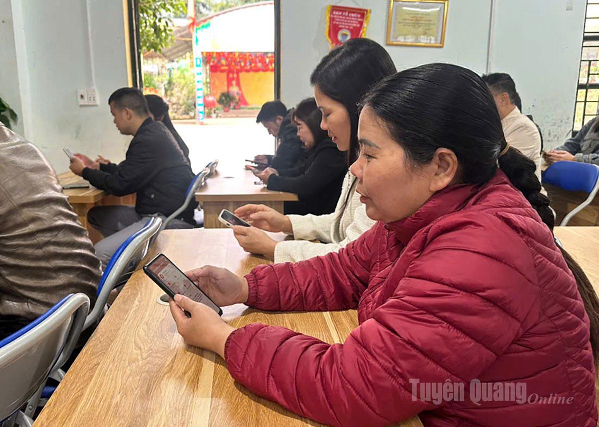 Đảng viên Chi bộ Trường PTDT bán trú Tiểu học và THCS Sà Phìn cài đặt ứng dụng Sổ tay đảng viên điện tử.