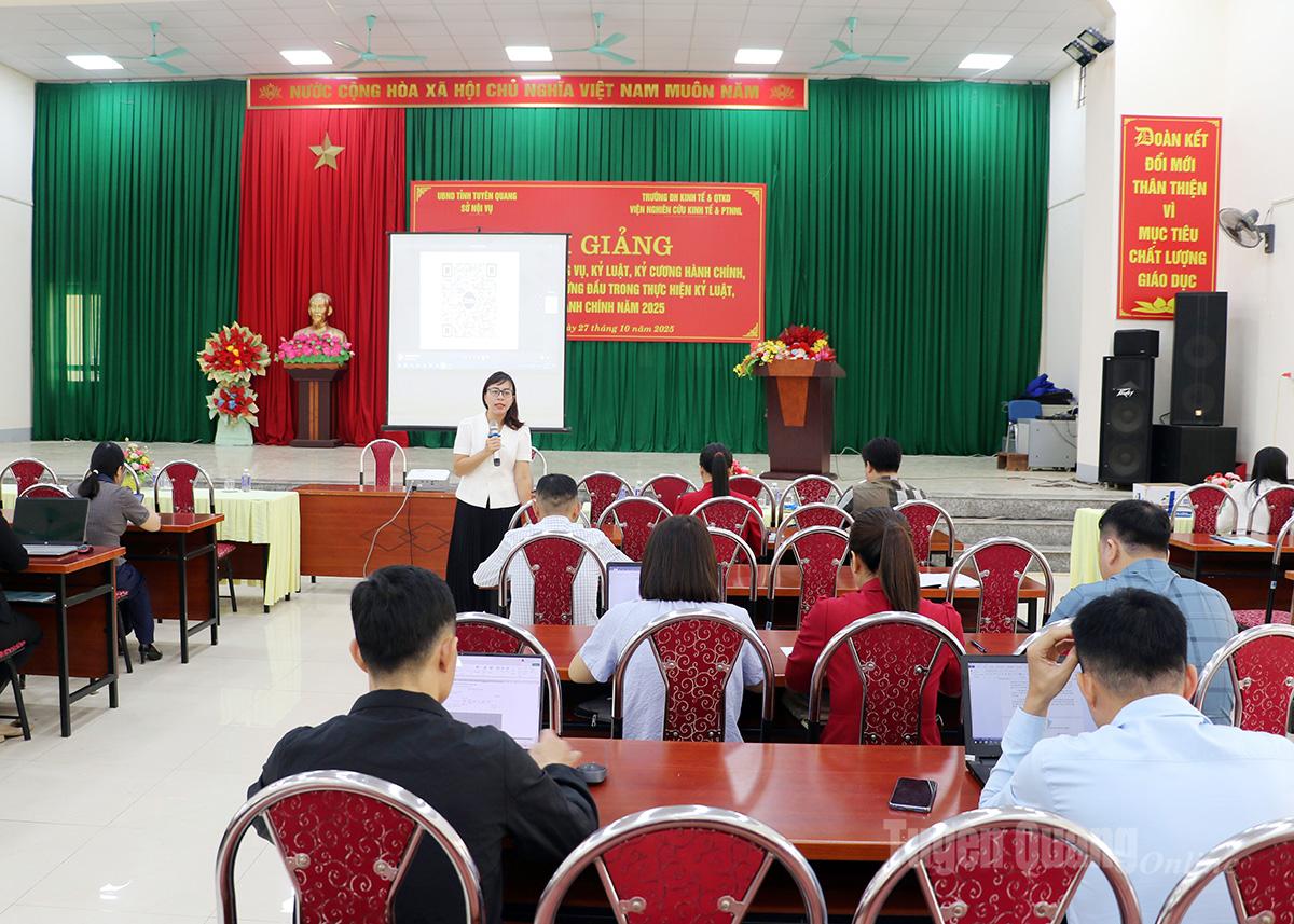 Lớp bồi dưỡng thu hút 65 học viên là cán bộ, công chức, viên chức của các xã, phường.