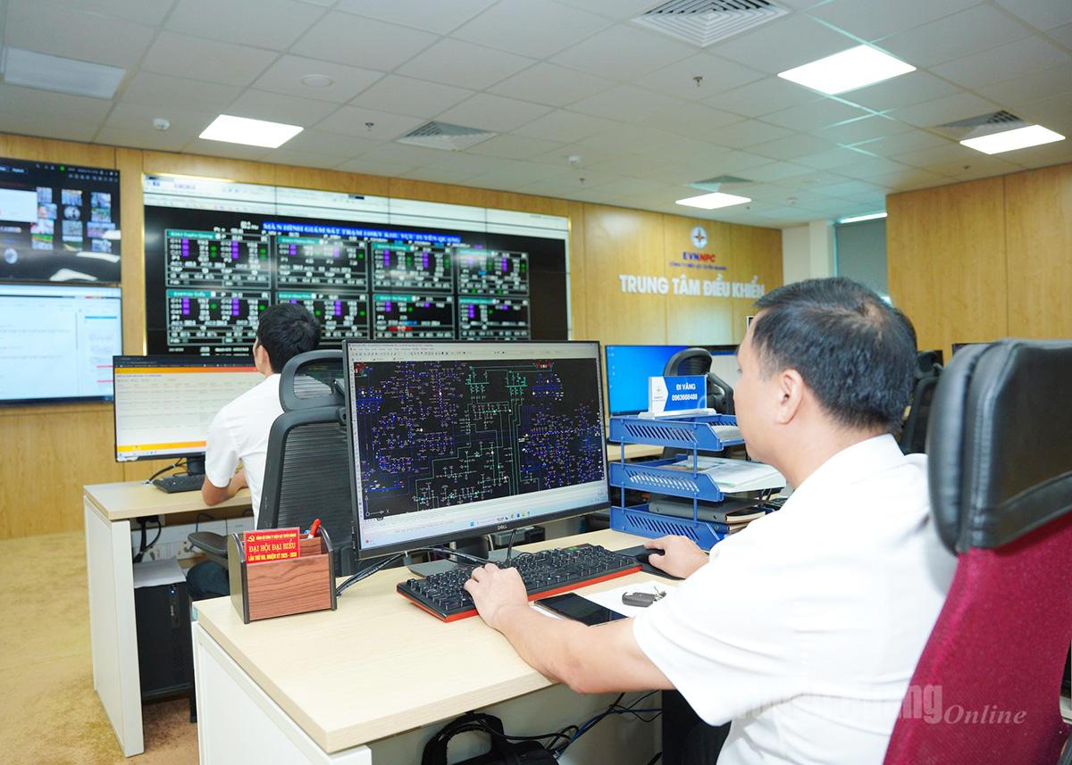 Cán bộ Trung tâm Điều khiển xa, Công ty Điện lực Tuyên Quang quản lý vận hành hệ thống lưới điện.