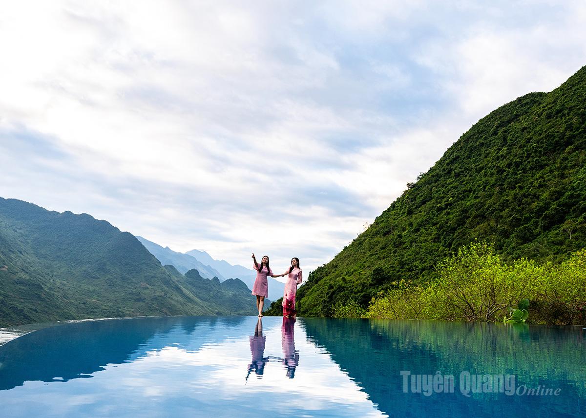 Infinity pool in H’mong Village resort (Lung Tam commune).