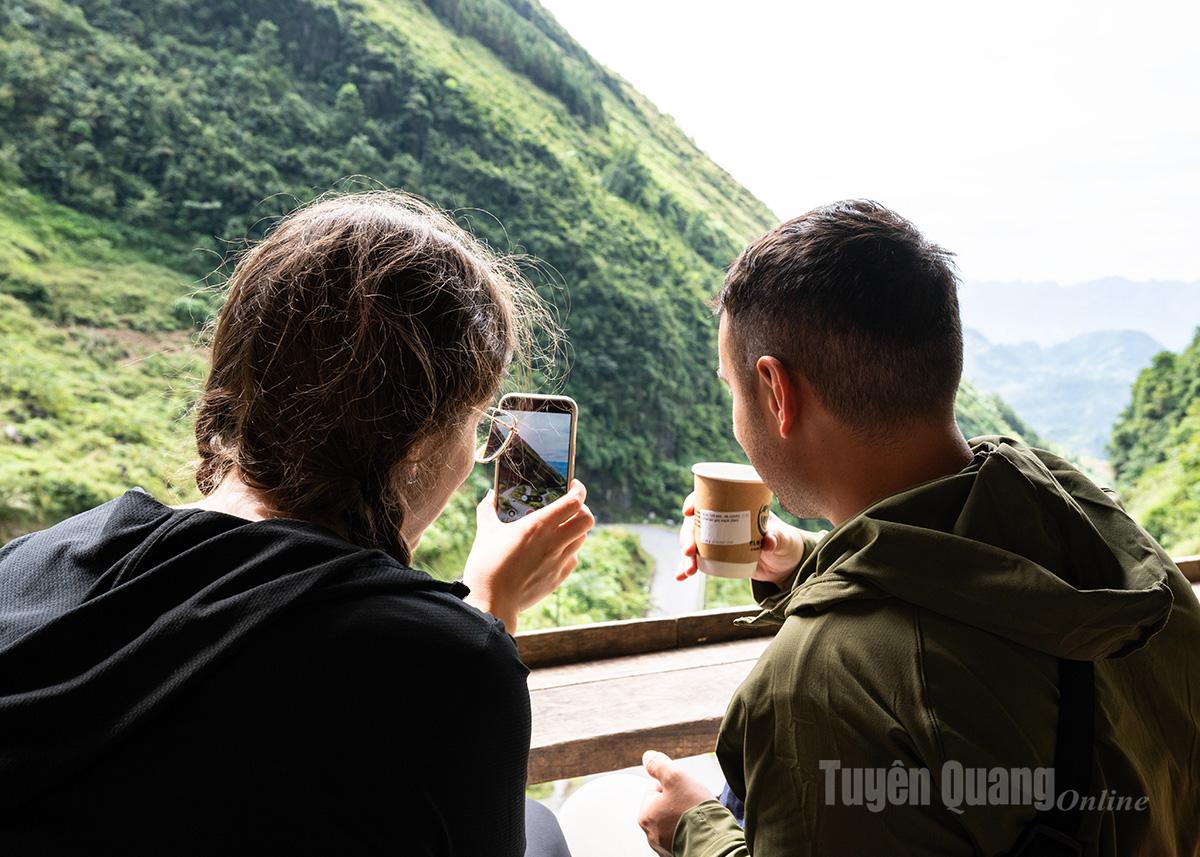 Tourists check in at Tham Pa Slope (Pho Bang commune).