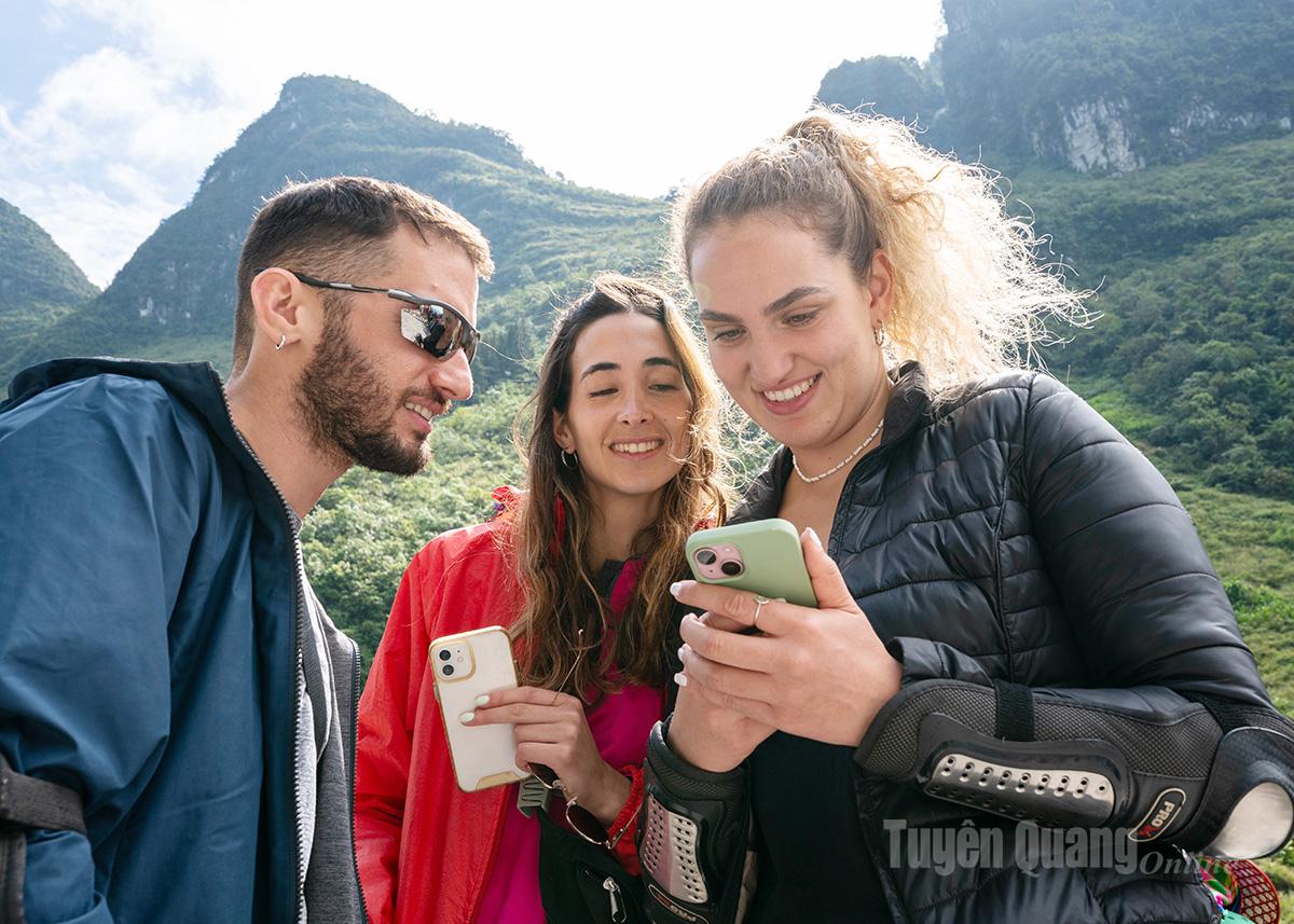 Foreign tourists are captivated by the beauty of Tuyen Quang province.