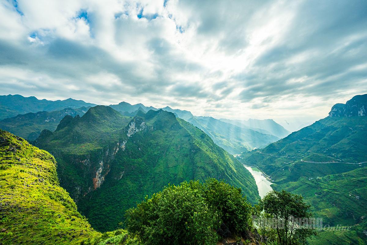 From Ma Pi Leng pass on Hanh Phuc (Happy) Road, tourists can admire the beauty of Tu San Canyon and Nho Que River.