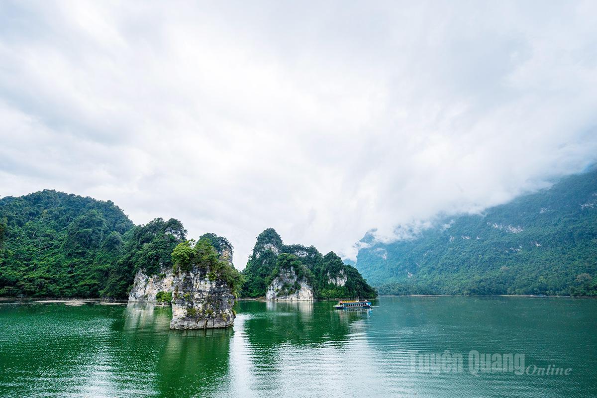 Coc Vai Rock on Na Hang – Lam Binh ecological lake.
