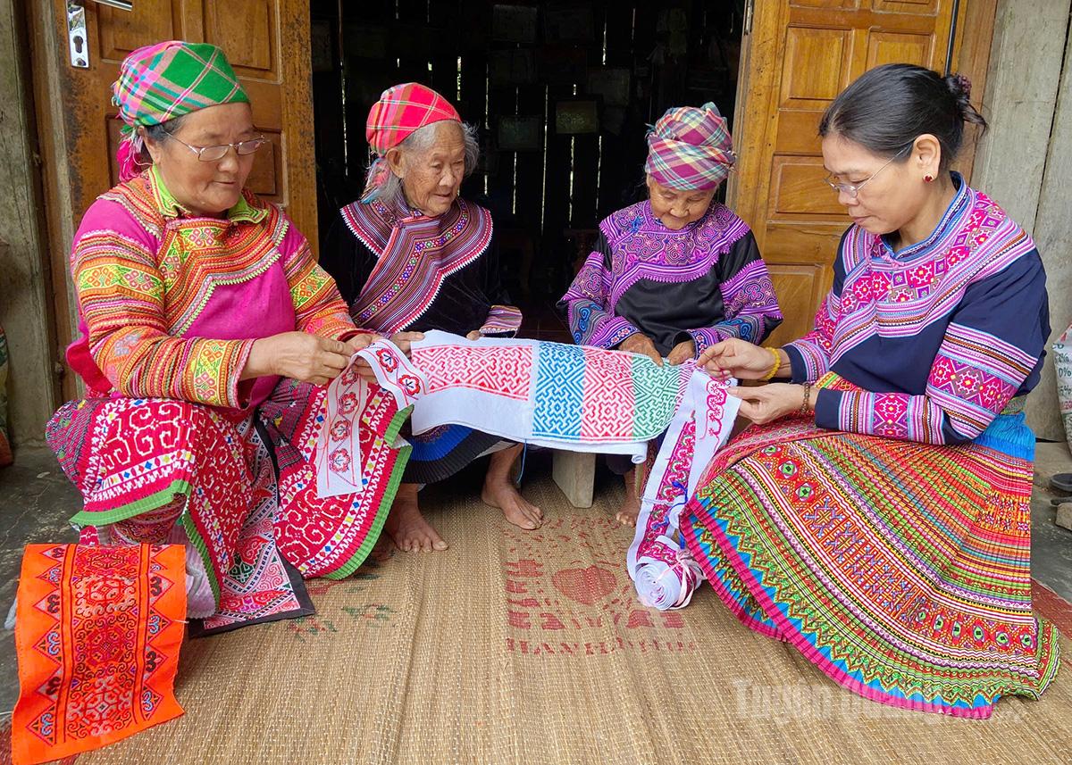 H’mong women in Bac Trien village continue to preserve their traditional embroidery craft.