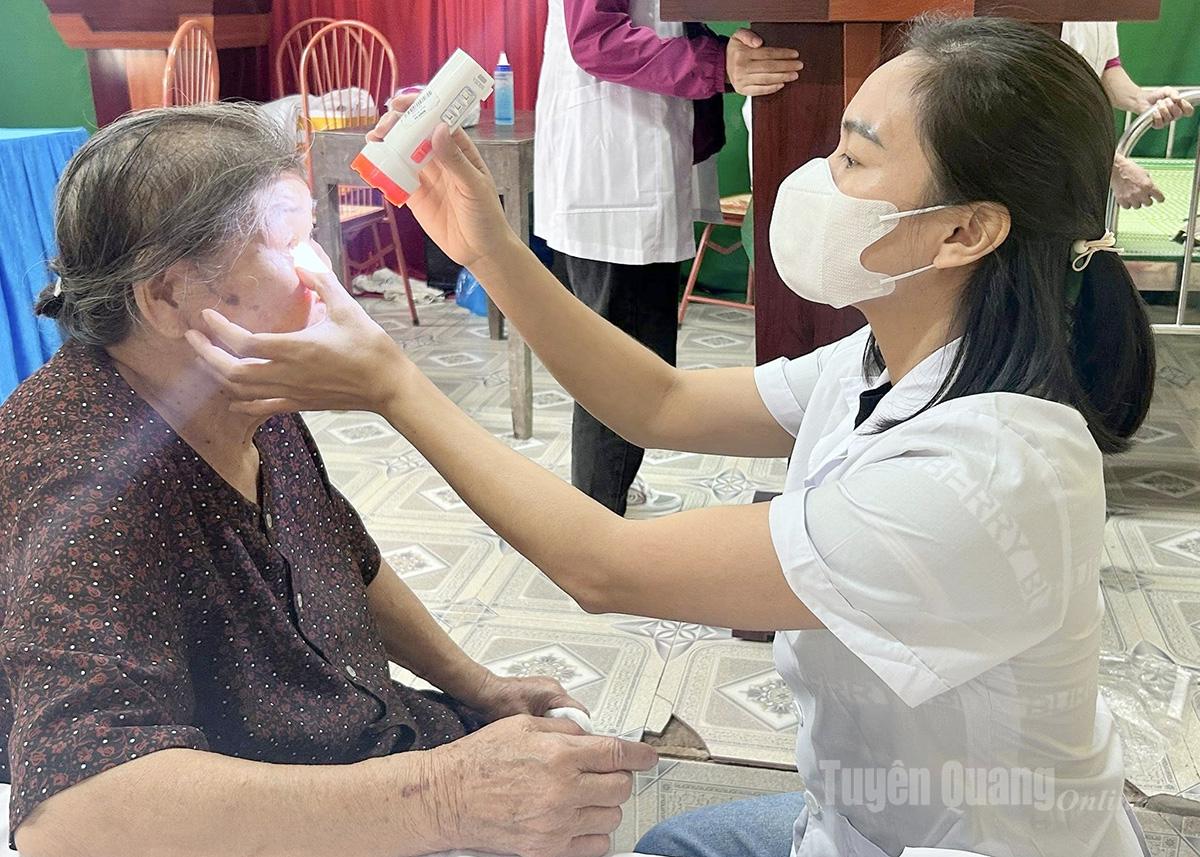 Người cao tuổi được thăm khám các bệnh lý về mắt.