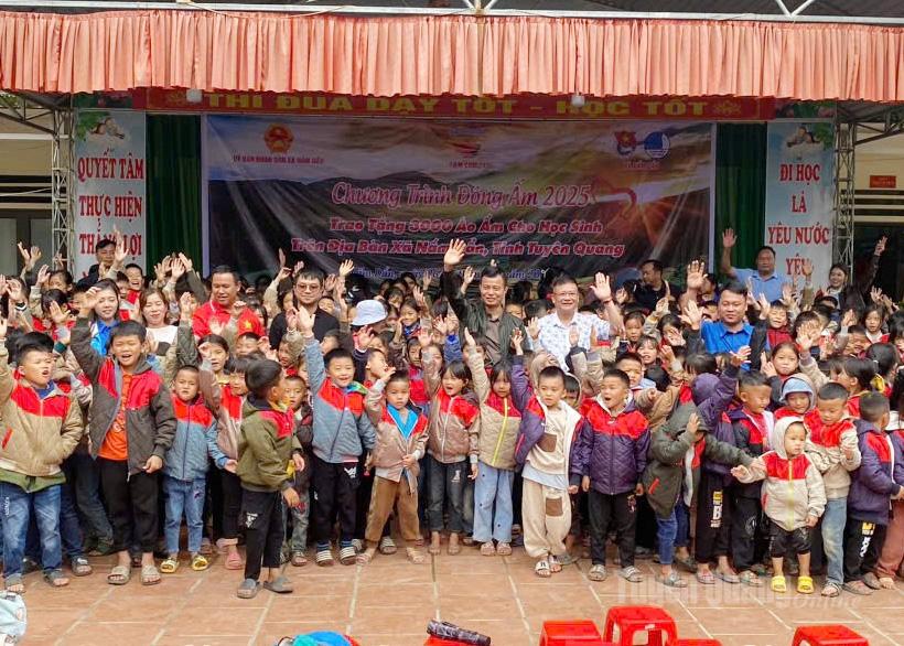 Niềm vui của học sinh xã Nấm Dẩn khi nhận áo ấm từ chương trình “Đông ấm 2025”.