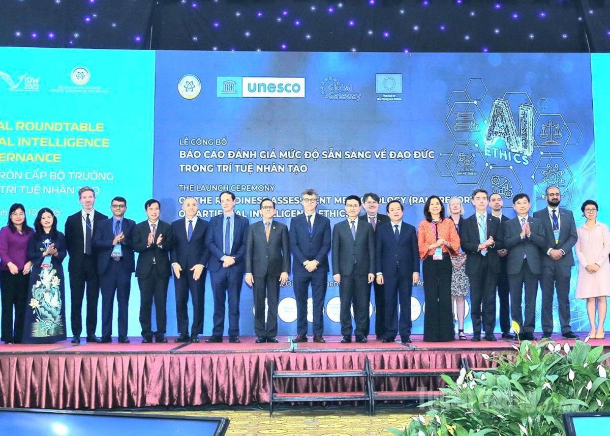 Đồng chí Vương Ngọc Hà, Uỷ viên Ban Thường vụ Tỉnh uỷ, Phó Chủ tịch UBND tỉnh cùng các đại biểu dự hội nghị.