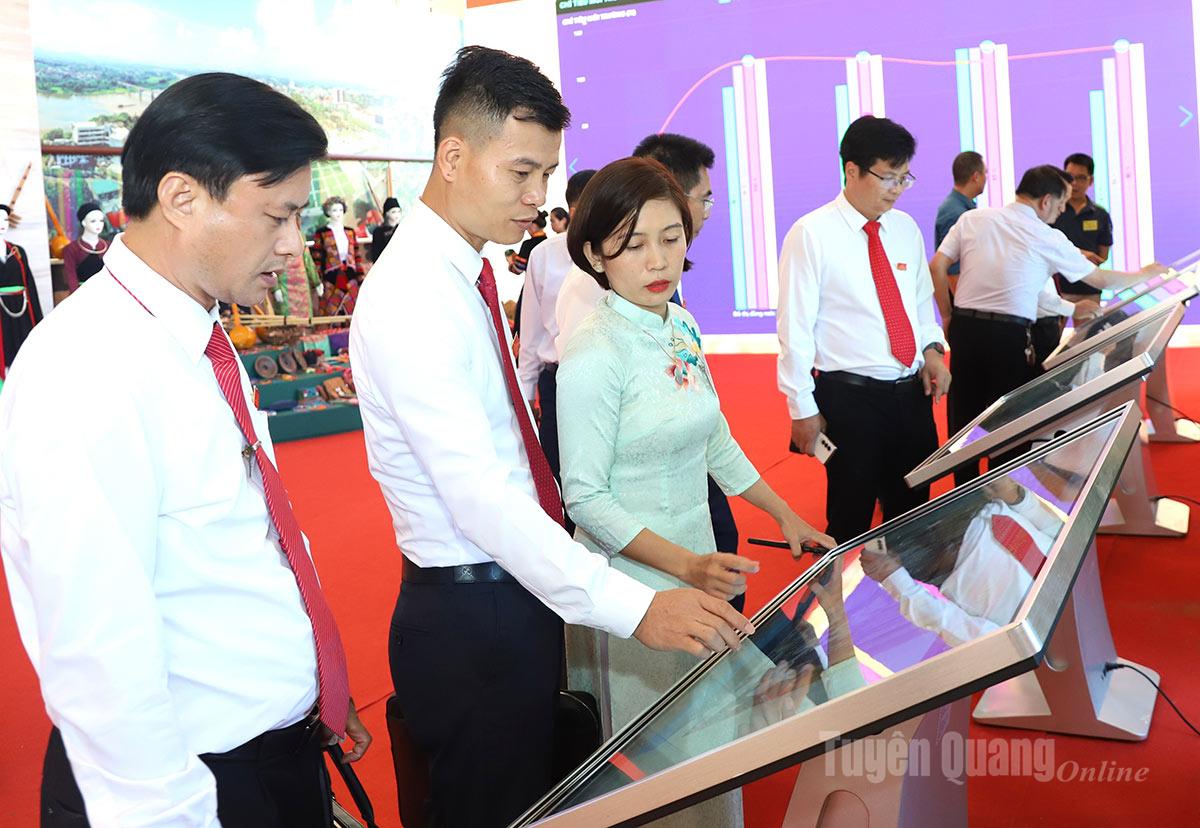 Đại biểu tham quan gian triển lãm chuyển đổi số tại Trung tâm Hội nghị tỉnh.