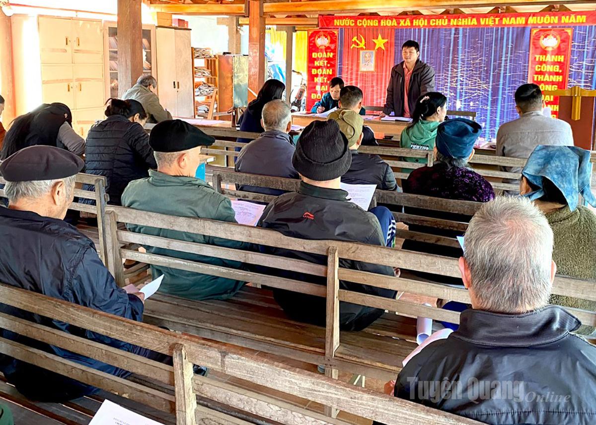 Buổi sinh hoạt của Chi bộ thôn Tha, phường Hà Giang 1.