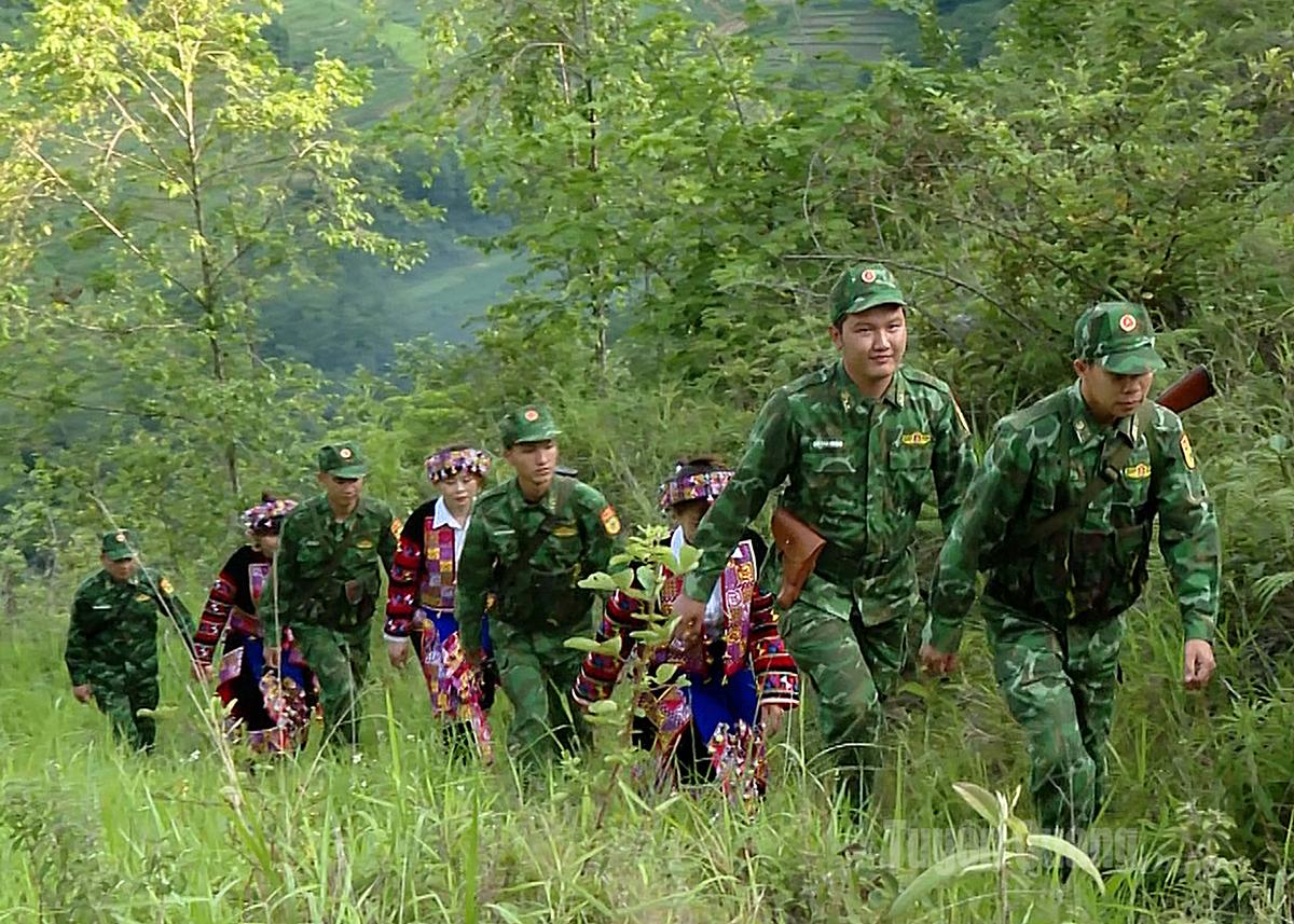 Đồn Biên phòng Lũng Cú 
cùng đoàn viên thanh niên 
thôn Lô Lô Chải tuần tra đường biên.