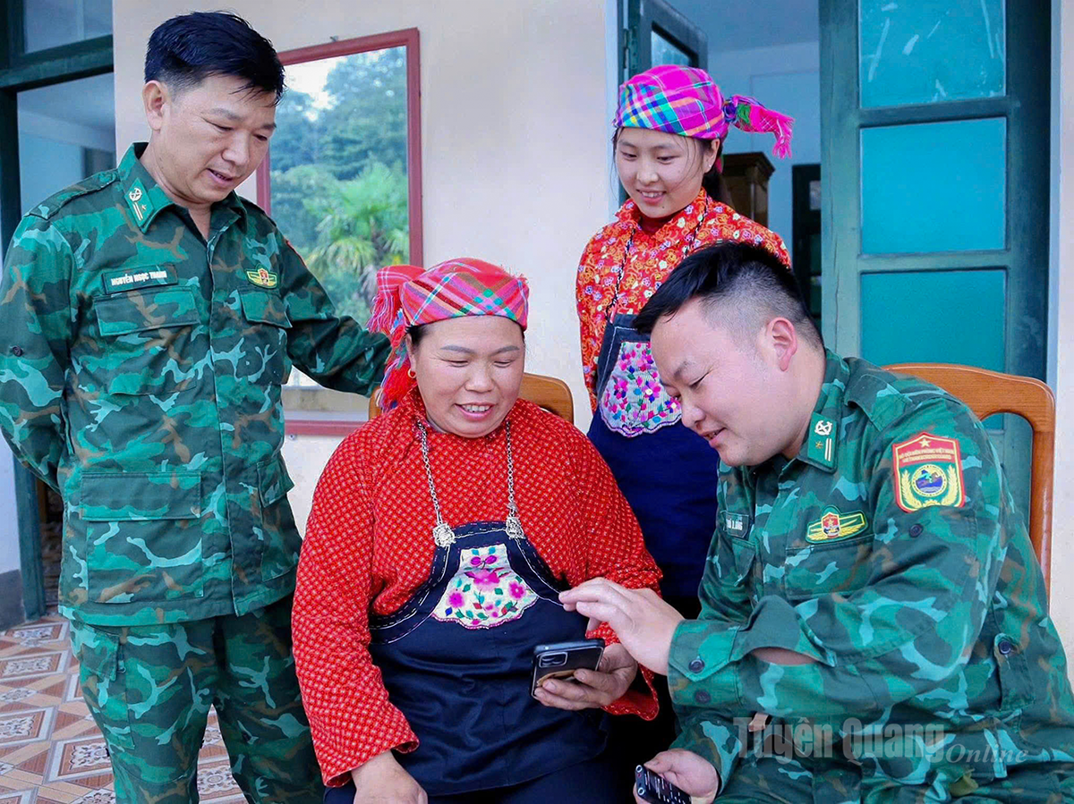 Cán bộ Đồn Biên phòng Tùng Vài vận dụng kiến thức dân tộc tuyên truyền cho nhân dân chuyển đổi số.