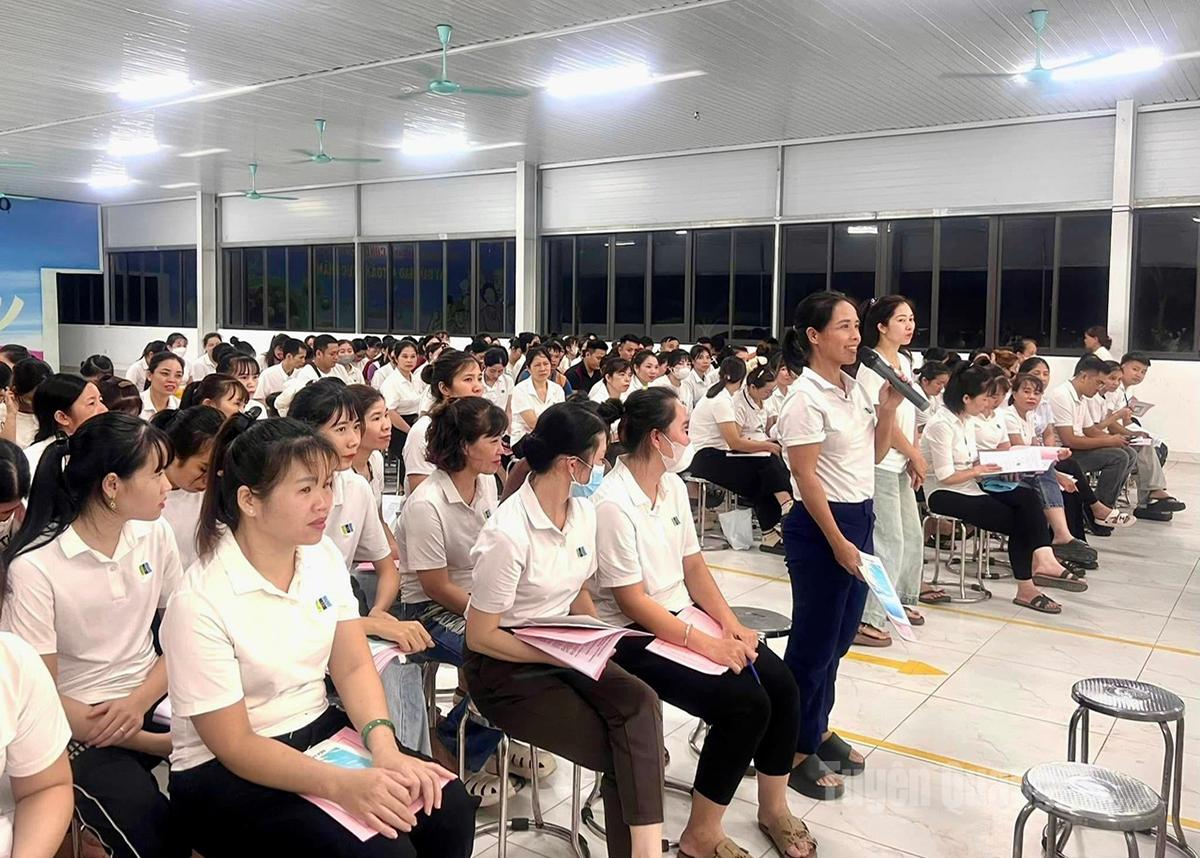 Một buổi tuyên truyền phòng chống bạo lực gia đình cho đoàn viên, người lao động của Công ty Cổ phần Tổng Công ty May Tuyên Quang LGG.