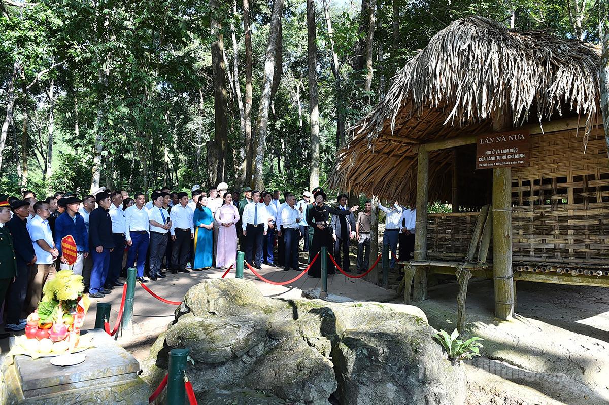 Đoàn đại biểu Dân vận khéo thăm, dâng hương tại lán Nà Nưa.