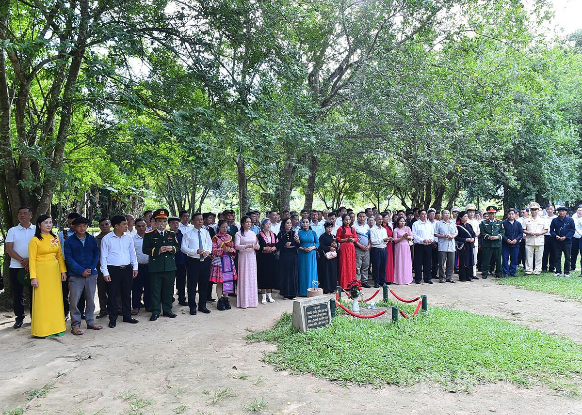 Các đại biểu dâng hương tại đình Tân Trào.