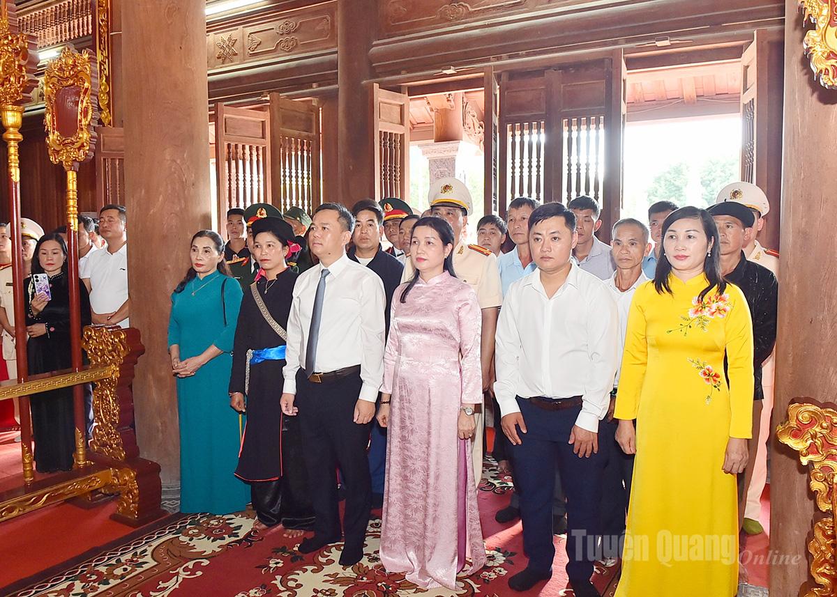 Các đại biểu dâng hương tại Khu tưởng niệm Chủ tịch Hồ Chí Minh và các vị tiền bối cách mạng.