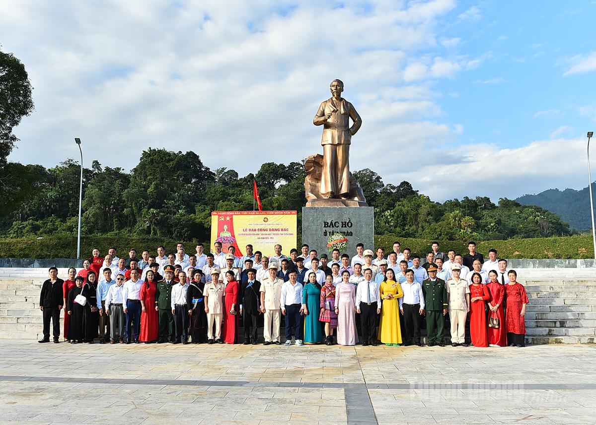 Các đại biểu dự báo công tại Tượng đài Bác Hồ ở Tân Trào.
