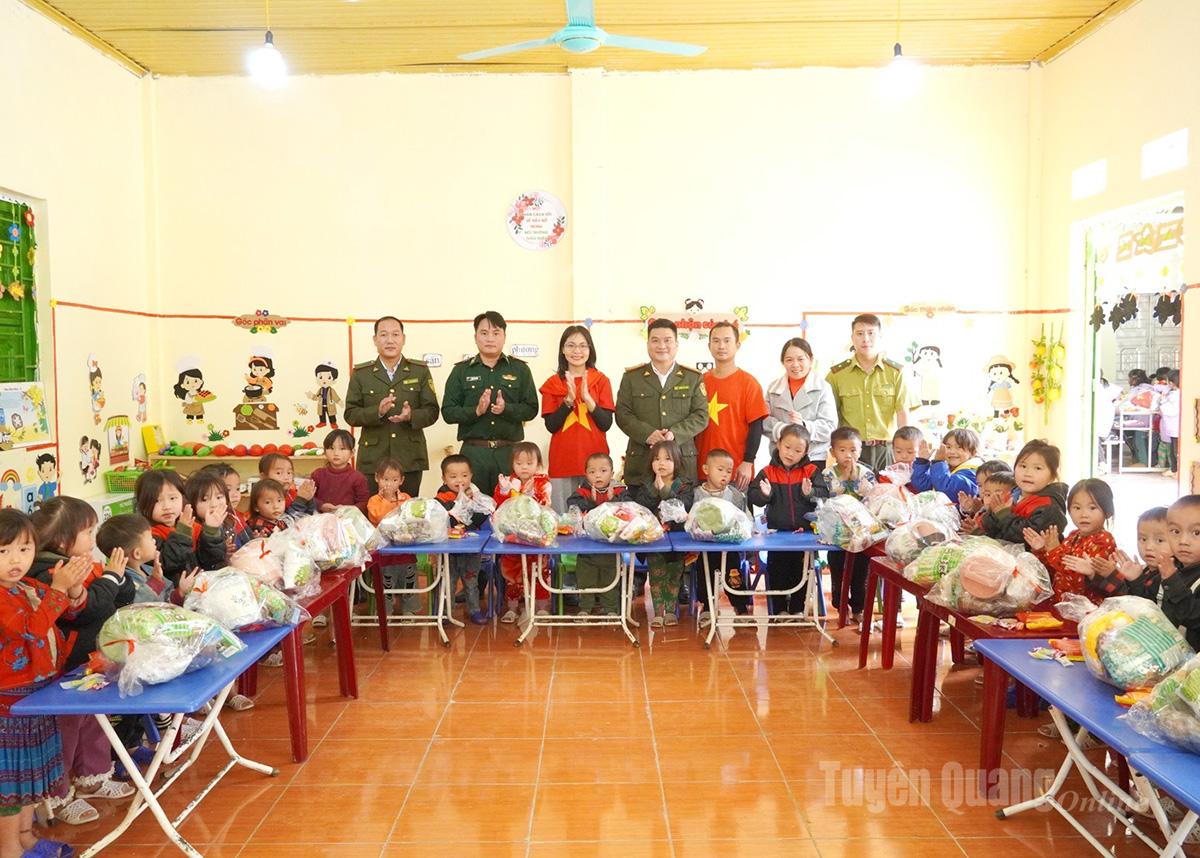 Lãnh đạo Hạt Kiểm lâm khu vực XVI, Đồn Biên phòng Sơn Vĩ và các nhà hảo tâm trao quà cho học sinh có hoàn cảnh khó khăn vươn lên trong học tập.