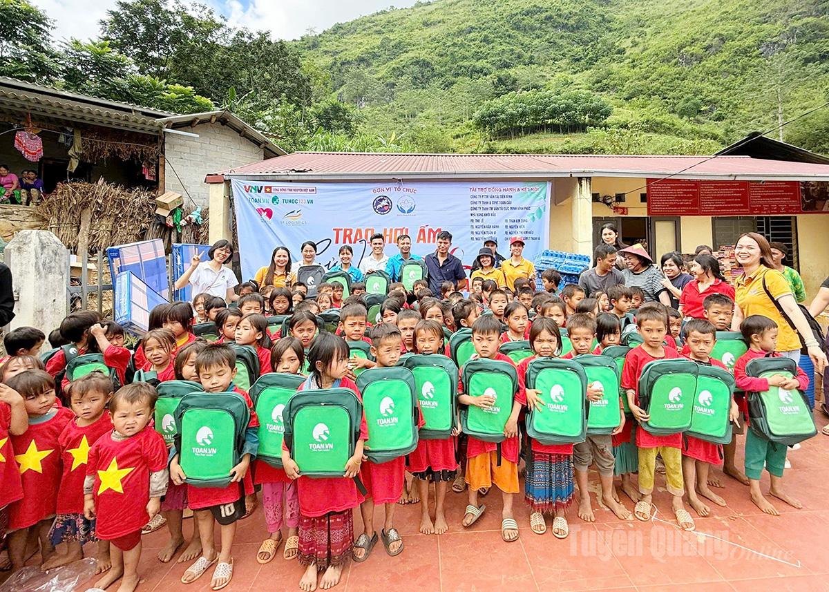Học sinh tại Điểm trường Nậm Luông nhận quà từ các nhà tài trợ.