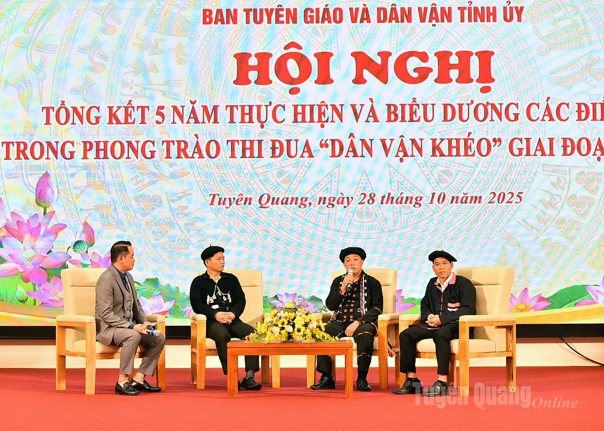 Đại biểu tham gia tọa đàm về mô hình “Phát triển du lịch cộng đồng” tại thôn Lô Lô Chải, xã Lũng Cú