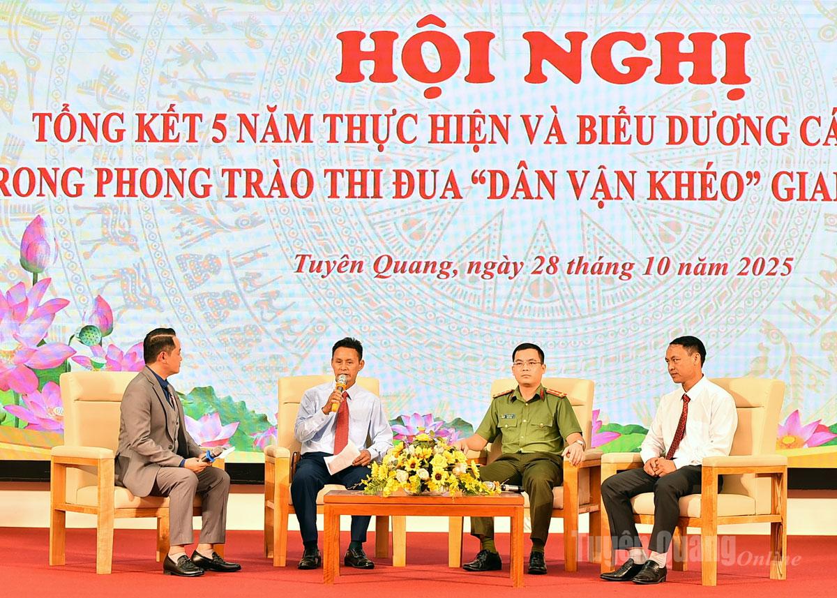 Các đại biểu tham gia tọa đàm về các mô hình Dân vận khéo giải phóng mặt bằng, xóa nhà tạm, nhà dột nát; mô hình phát triển cây chè Shan tuyết hữu cơ.