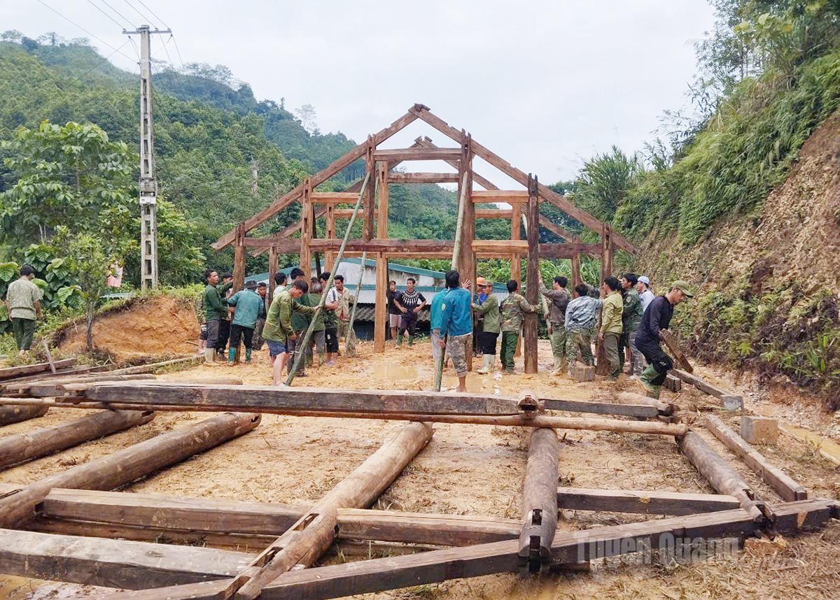 Lực lượng quân sự, đoàn viên thanh niên và bà con nhân dân xã Kiến Thiết hỗ trợ khởi công xây dựng nhà cho anh Vàng Seo Nhà, thôn Khuổi Khít.