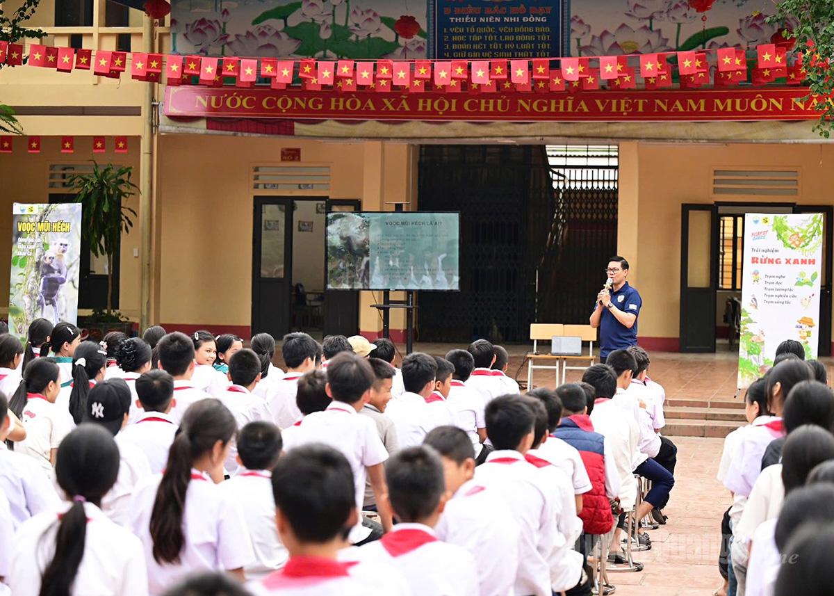 Đông đảo học sinh trường THCS Yên Định, xã Ngọc Đường được tuyên truyền, giới thiệu về loài Voọc mũi hếch.