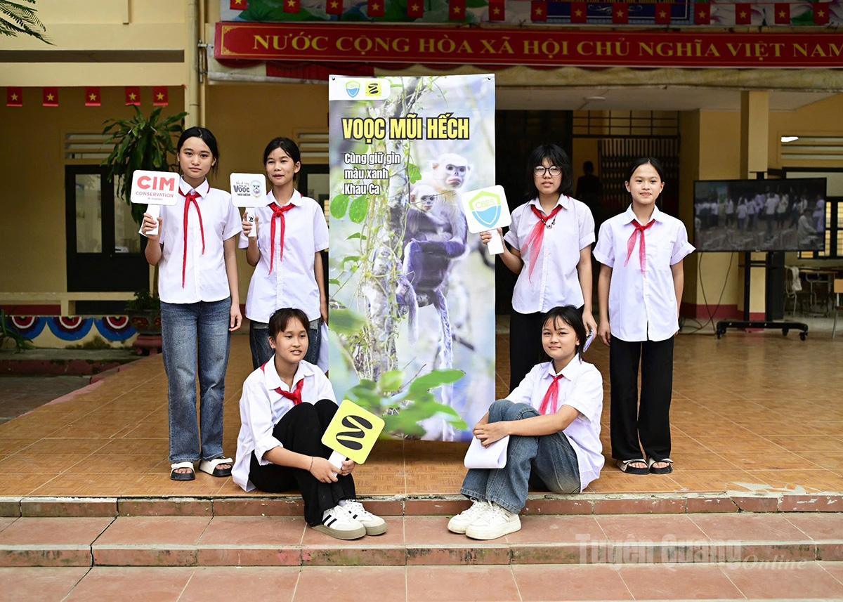 Học sinh trường THCS Yên Định, xã Ngọc Đường tham gia học tập tìm hiểu về loài Voọc mũi hếch.