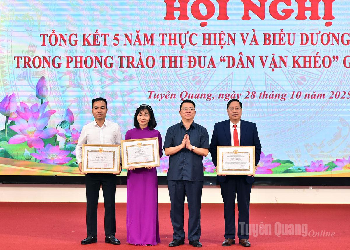 Đồng chí Trần Mạnh Lợi, Trưởng Ban Tuyên giáo và Dân vận Tỉnh ủy trao Bằng khen của Ban Tuyên giáo và Dân vận Trung ương cho các cá nhân.