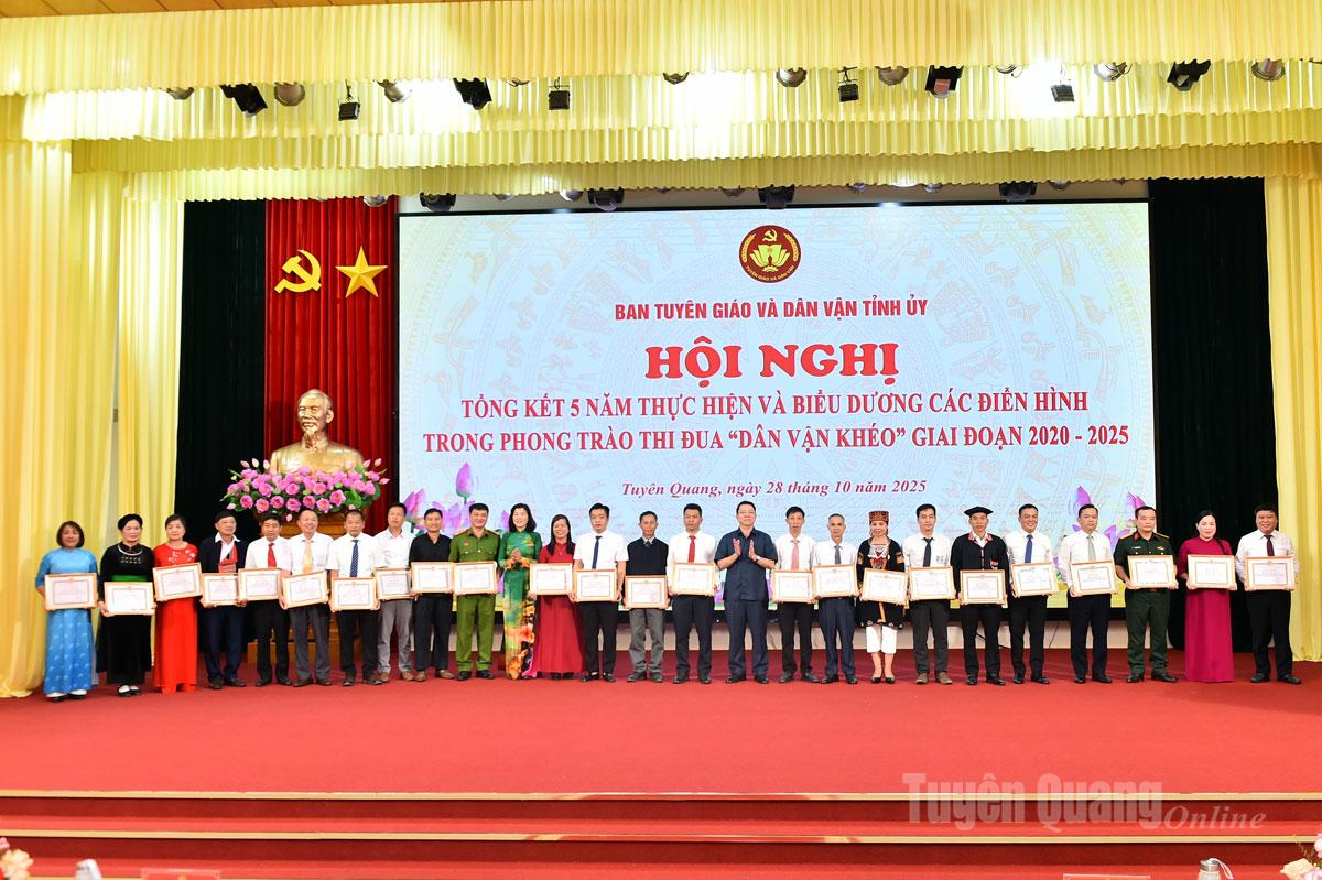 Các đồng chí lãnh đạo HĐND tỉnh và Ban Tuyên giáo và Dân vận Tỉnh ủy trao Giấy khen của Ban Tuyên giáo và Dân vận Tỉnh ủy cho các cá nhân tiêu biểu Dân vận khéo.