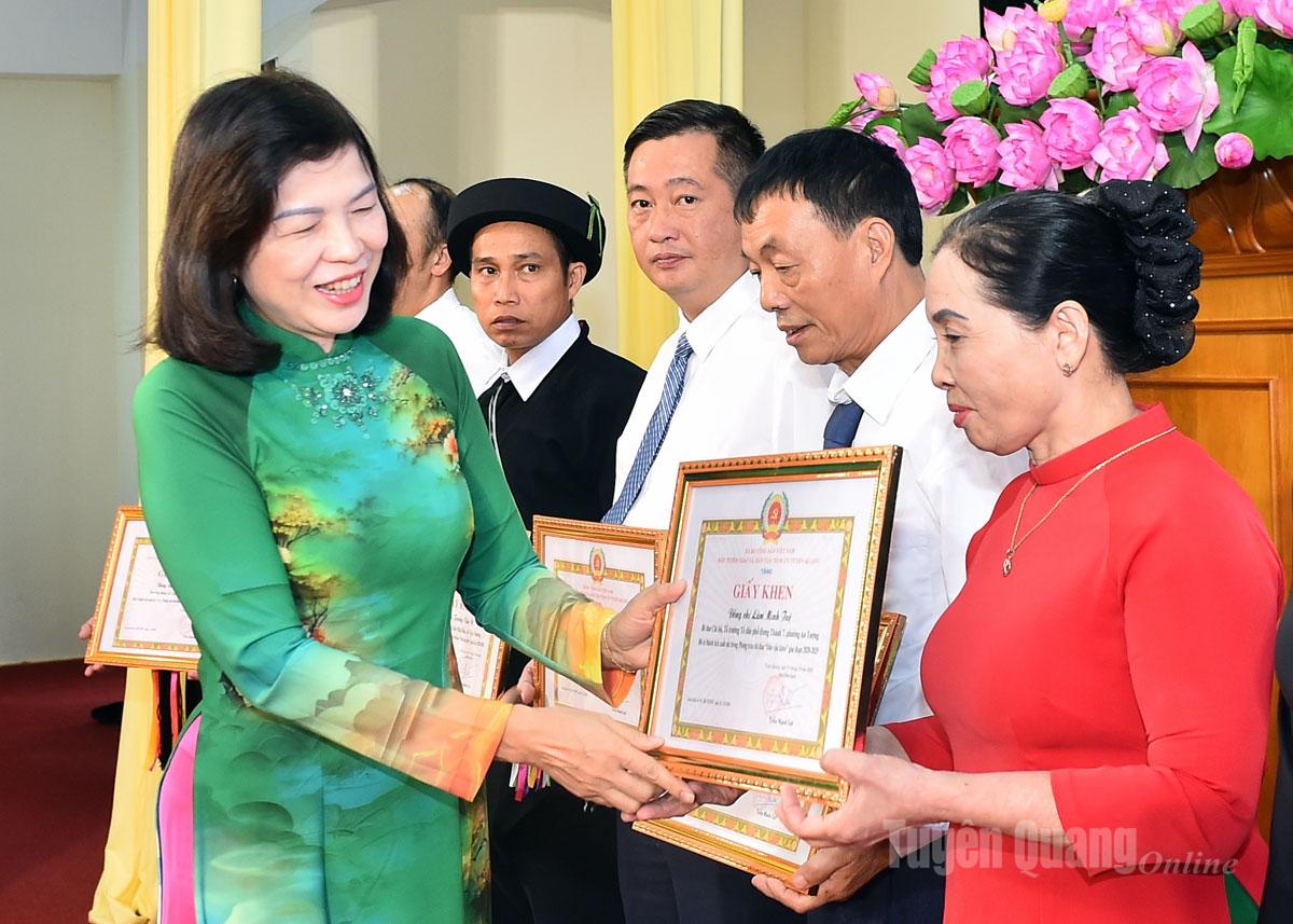 Đồng chí Phạm Thị Minh Xuân, Phó Chủ tịch HĐND tỉnh trao Giấy khen của Ban Tuyên giáo và Dân vận Tỉnh ủy cho các cá nhân tiêu biểu.