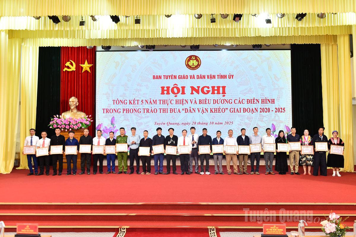 Lãnh đạo Ban Tuyên giáo và Dân vận Tỉnh ủy trao Giấy khen cho các cá nhân.