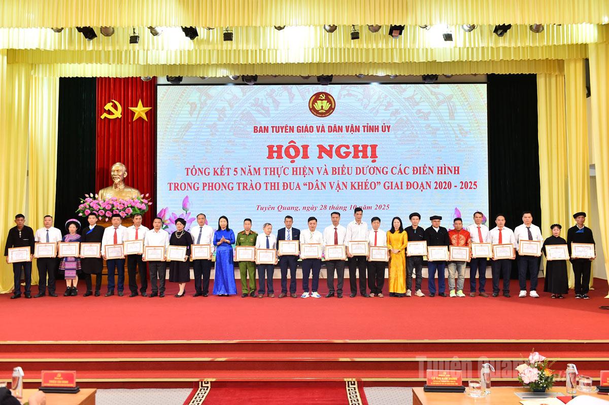 Lãnh đạo Ban Tuyên giáo Tỉnh ủy trao Giấy khen cho các cá nhân.