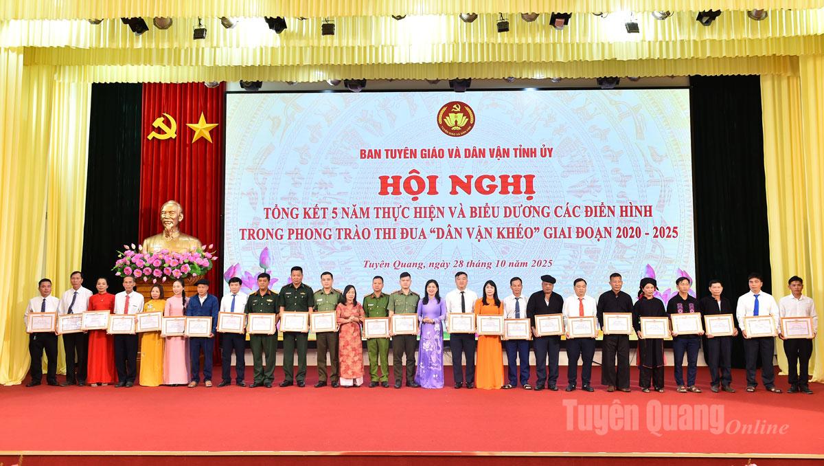 Lãnh đạo Ban Tuyên giáo Tỉnh ủy trao Giấy khen cho các cá nhân.