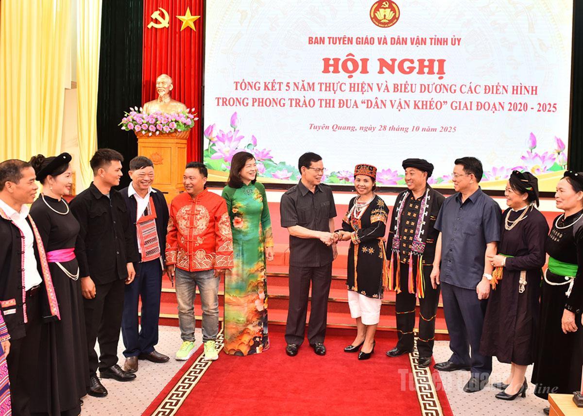 Các đại biểu trao đổi tại hội nghị.