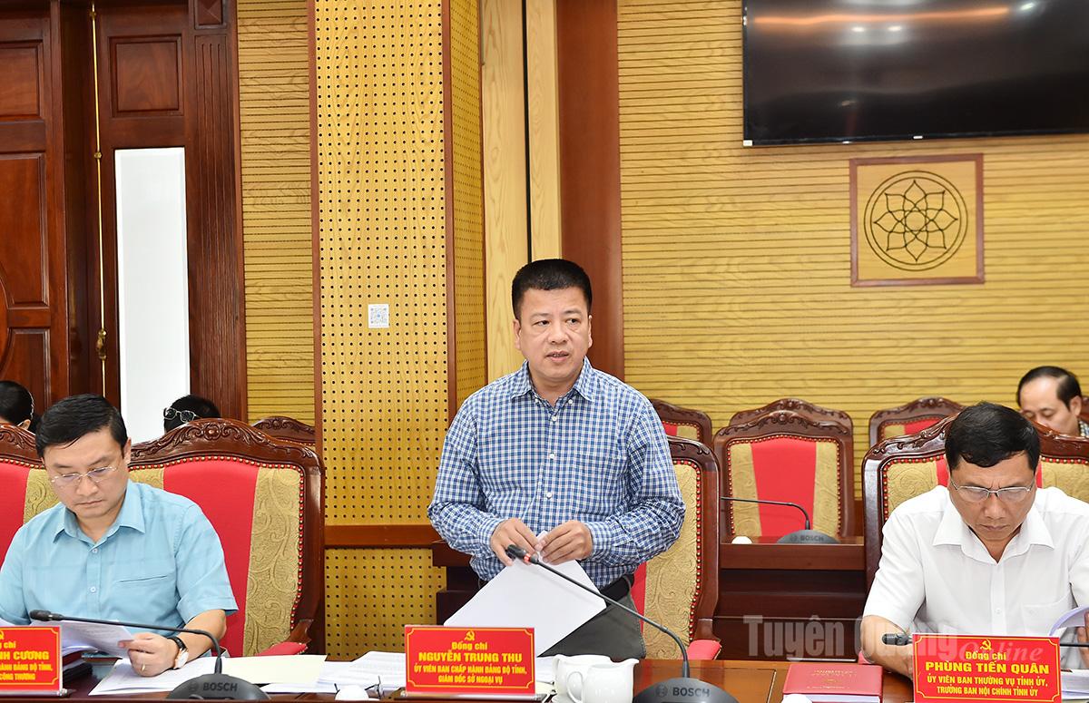 Đồng chí Nguyễn Trung Thu, Giám đốc Sở Ngoại vụ báo cáo công tác chuẩn bị.