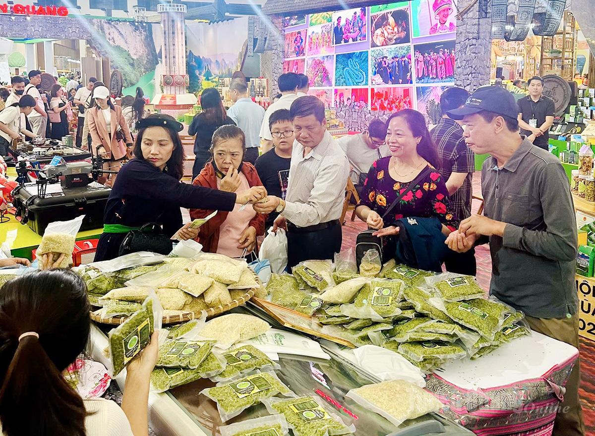 Visitors shop and explore the display booth of Tuyen Quang province.