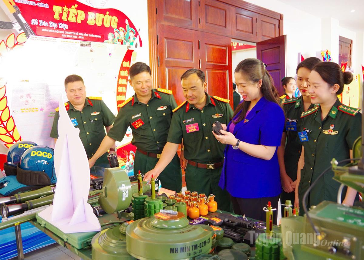 Các đại biểu tham quan gian trưng bày của đoàn viên, thanh niên Bộ CHQS tỉnh.