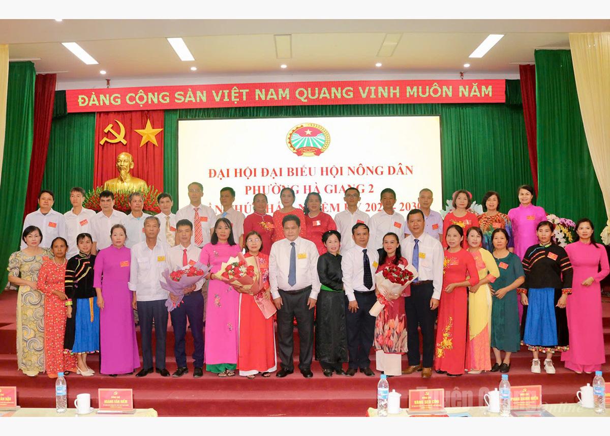 Đồng chí Vàng Seo Cón, Bí thư Đảng ủy phường Hà Giang 2 tặng hoa chúc mừng Ban Chấp hành Hội Nông dân phường Hà Giang 2 lần thứ I, nhiệm kỳ 2025 - 2030.