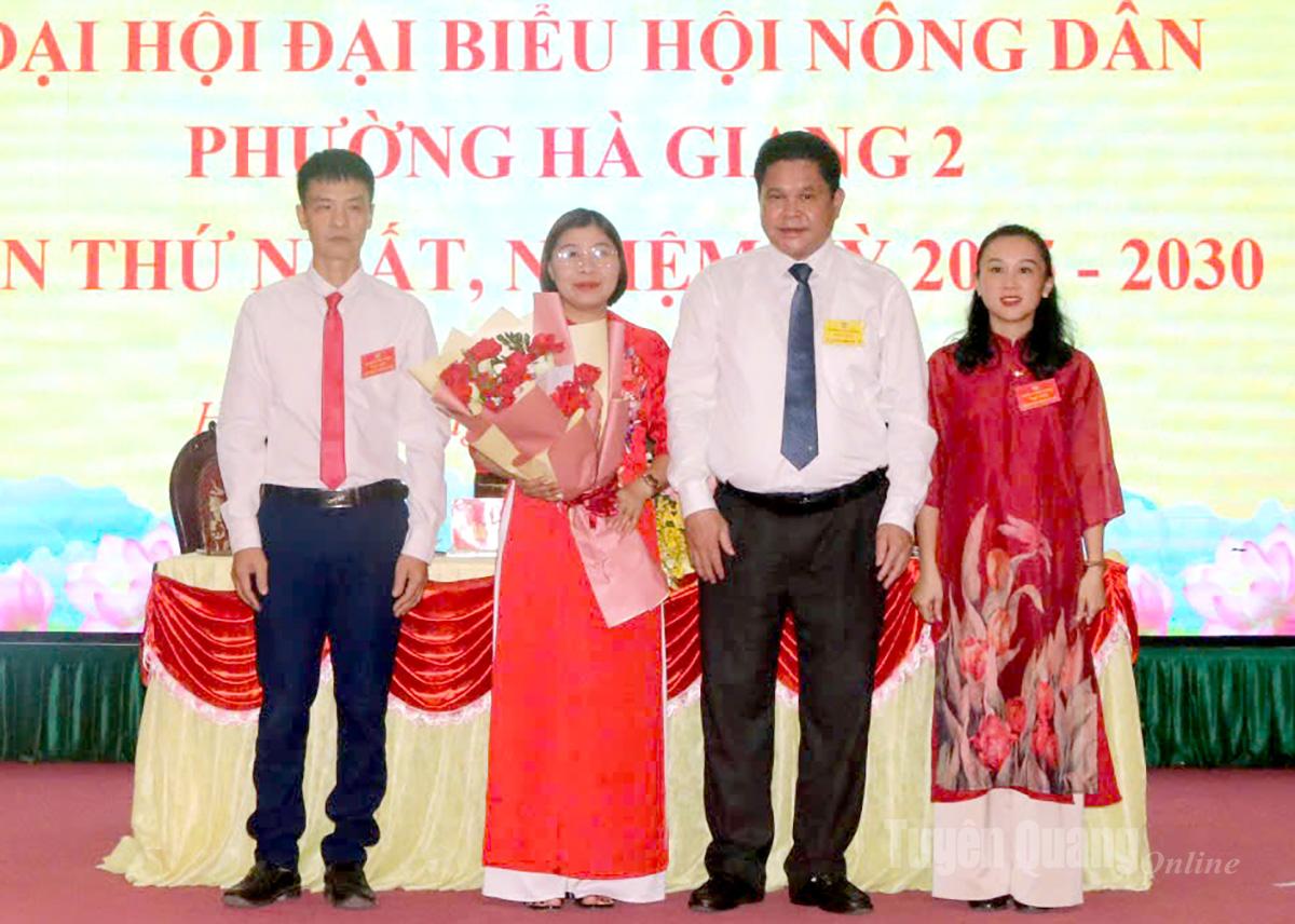 Đồng chí Vàng Seo Cón, Bí thư Đảng ủy phường Hà Giang 2 tặng hoa chúc mừng Đại hội.