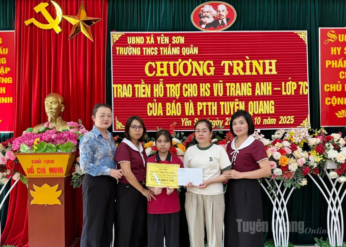 Báo và phát thanh, truyền hình Tuyên Quang, Ban Giám hiệu Trường THCS Thắng Quân, xã Yên Sơn trao tiền hỗ trợ cho em Vũ Trang Anh, lớp 7C.