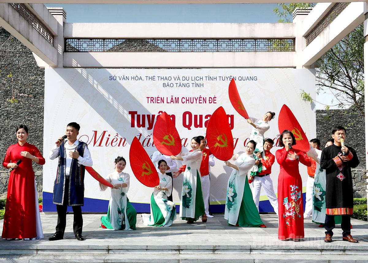 Văn nghệ khai mạc triển lãm “Tuyên Quang - Miền đất của những di sản”.